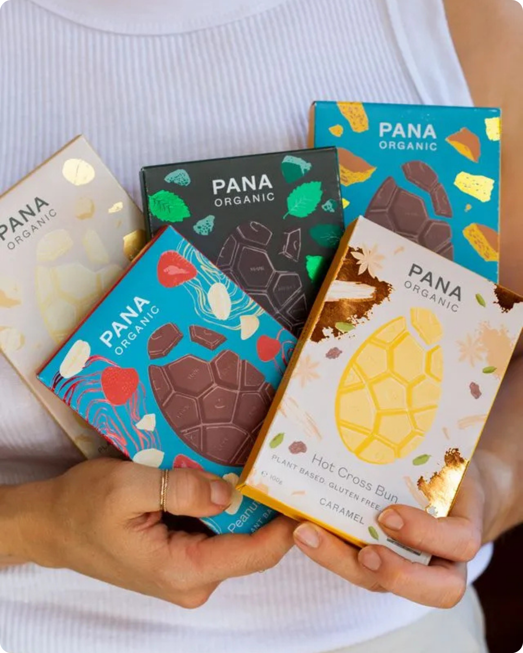 A sustainable flat chocolate bar made with smooth mylk chocolate and crunchy golden honeycomb pieces, crafted with cacao powder and minimal packaging for an eco-friendly indulgence.