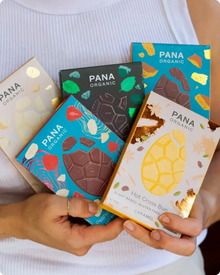 A sustainable flat chocolate bar made with smooth mylk chocolate and crunchy golden honeycomb pieces, crafted with cacao powder and minimal packaging for an eco-friendly indulgence.
